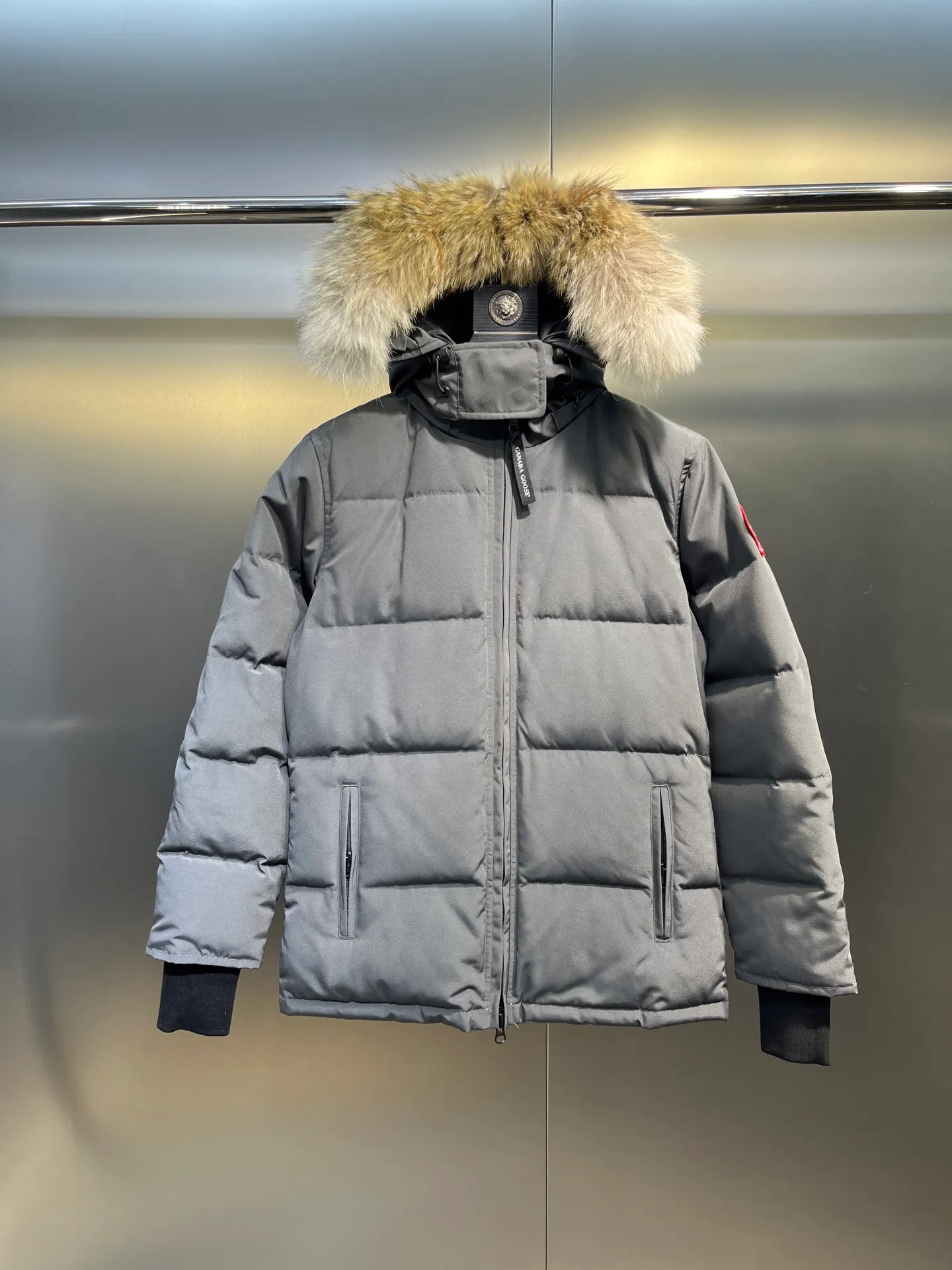 P860 Canada Goose Canada # Expedition04 Parker, a treasure of Canadian origin! Limited supply worldwide! Canada Goose Model 04 is a top-notch couple model, polar cold-proof outdoor series fur collar detachable hooded parka down jacket, the first Goose in 2024. I hope my partners like the top quality, and I hope everyone can evaluate it together! The most popular cool items of the Big Goose family in 2024 are online. The same popular product of Yi Yang Qianxi is said to be a joint limited edition Big Goose that cannot be bought in autumn and winter. If you dislike the sameness of the Big Goose in the past, then this model will definitely give you a different experience! This year's most powerful couple's collection for autumn and winter is online, a top-notch luxurious ready-to-wear style, paired with an outdoor warm down jacket with great style and charm! The most standard and classic items of the Daye family in the past two years are equipped with unique reflective stripes for embellishment, which further shows the high-end fashion performance effect. With the embellishment of hardware buckles, it has excellent performance effect. The upper body is clean, simple and elegant, even for urban leisure. It is suitable for various occasions. Designed with large pockets, this model has a large capacity and is equipped with reflective stripes, making it safer at night. It is suitable for various adventure activities. It is made of windproof and waterproof technical materials. The interior is filled with full white duck down, which is absolutely cold-proof and warm. It also has a stand-up collar design and fine fluff at the collar, with meticulous attention to detail! The charm of this model is also more spiritual, and the upper body has more temperament and specifications. It perfectly shows the ultra-high standard of fashionable performance of this model, integrating outdoor and life, and you can even create high-street wear! The most pinnacle limited-edition goose that we have presented so far, both in terms of design and detailed materials, it is completely outstanding. The grand and evergreen version design is matched with cool reflective elements. The overall appearance can be said to be quite high, and it has that kind of powerful outdoor performance! It combines high-end casual attributes with high-street style. It is high-grade, domineering, warm, and beautiful. The visibility of the upper body is quite strong, and the configuration of the owl element is highly brand-recognizable. It fully complements the overall brand performance and visual effects, and also has the high-end sense of fashion and fashionable performance. It is a must-buy product because it is the most awesome down brand on the planet and one of Canada's three national treasure brands. It is also a sentimental down luxury brand. In the field of polar cold-proof clothing, Goose has made an irreplaceable contribution... Size: xs s m l xl